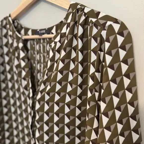 NYDJ Pintuck Blouse | Georgie Geo Print | Lightweight | Size Medium - Picture 3 of 6